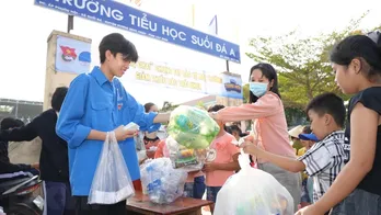 Độc đáo phiên chợ sử dụng chai nhựa, rác thải nhựa thay cho tiền