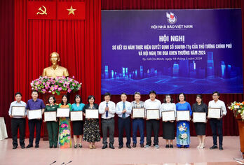Hội Nhà báo tỉnh Long An nhận Cờ thi đua xuất sắc năm 2023 của Hội Nhà báo Việt Nam