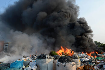 Cháy bãi rác cạnh nhà dân, khói bốc cao hàng chục mét