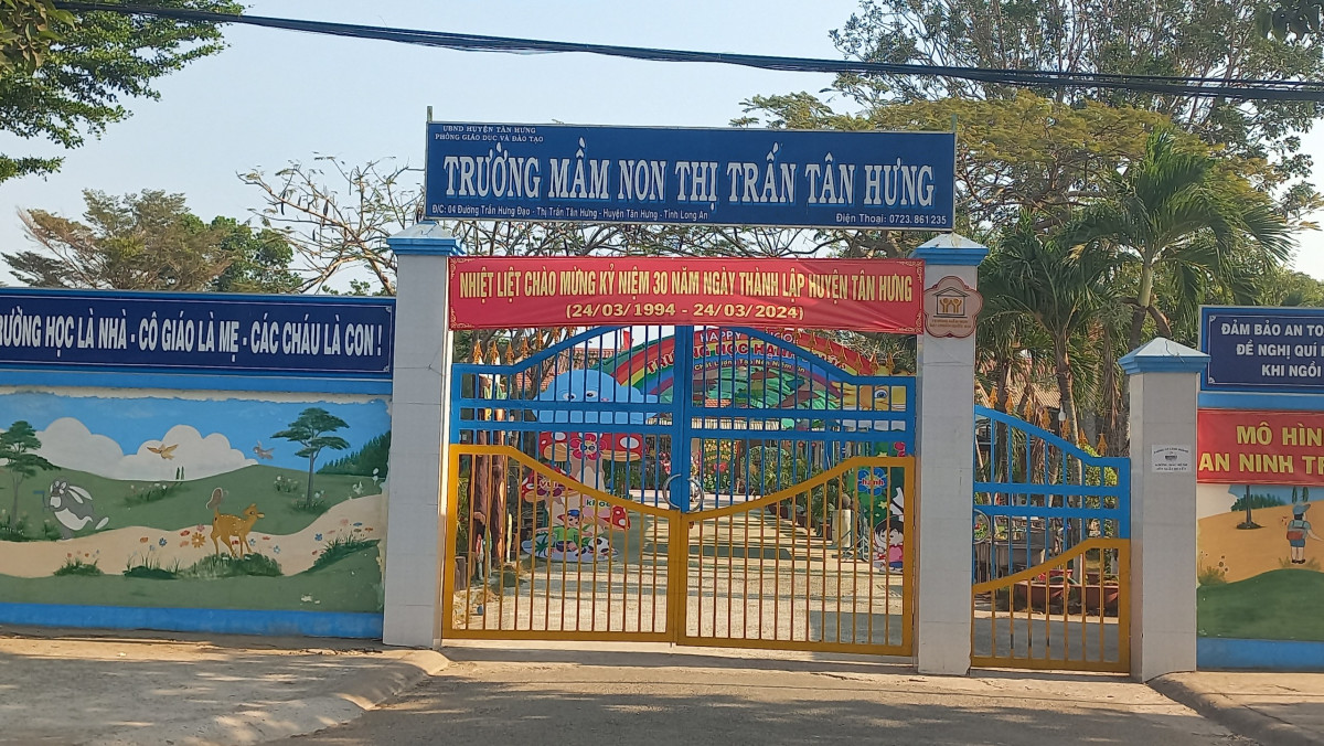 Tân Hưng: Rực rỡ cờ hoa chào mừng kỷ niệm 30 năm Ngày thành lập huyện