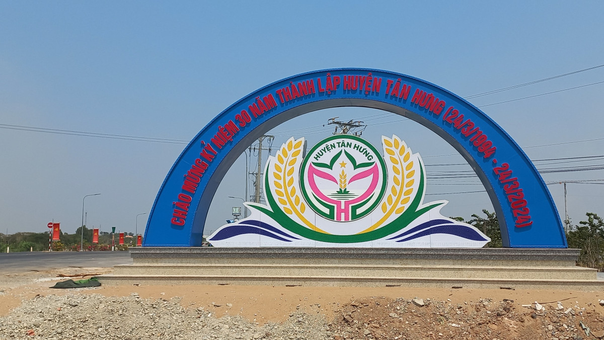 Tân Hưng: Rực rỡ cờ hoa chào mừng kỷ niệm 30 năm Ngày thành lập huyện