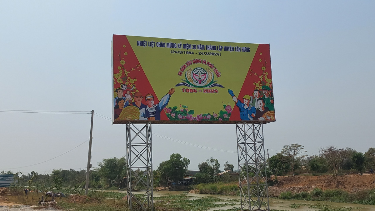 Tân Hưng: Rực rỡ cờ hoa chào mừng kỷ niệm 30 năm Ngày thành lập huyện