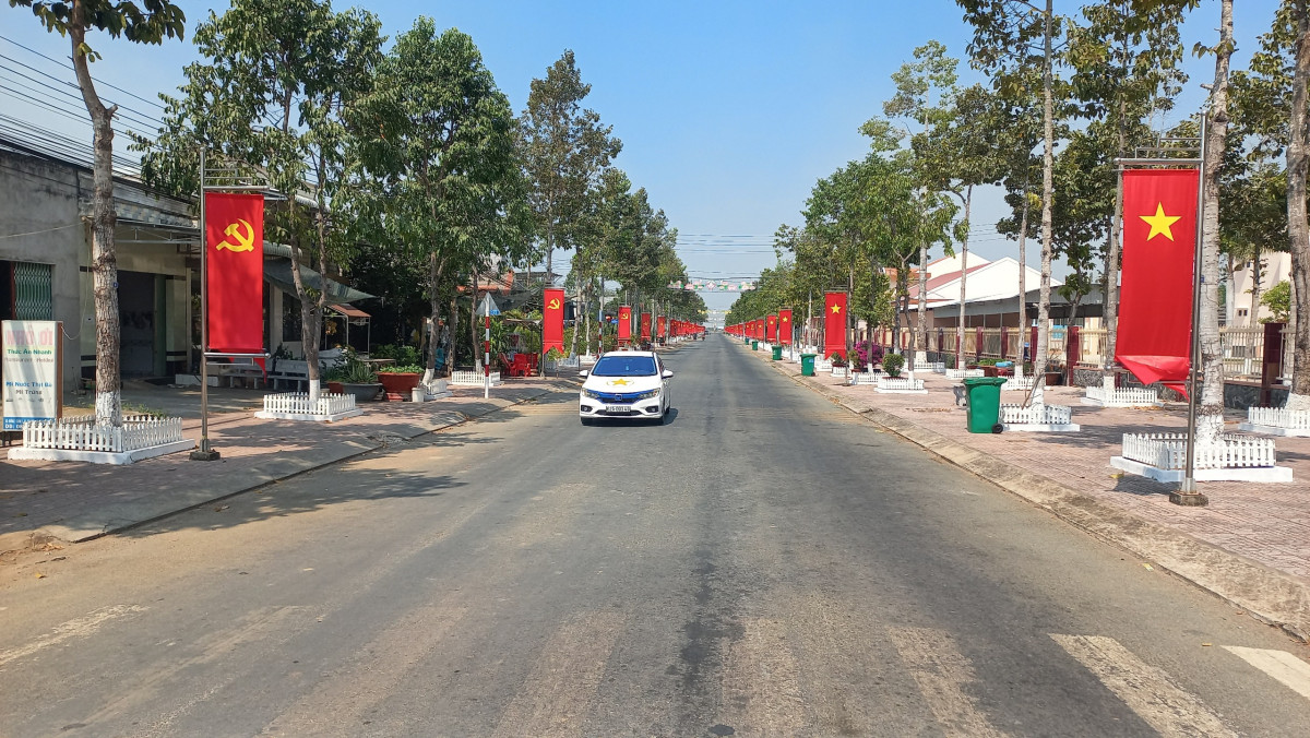 Tân Hưng: Rực rỡ cờ hoa chào mừng kỷ niệm 30 năm Ngày thành lập huyện