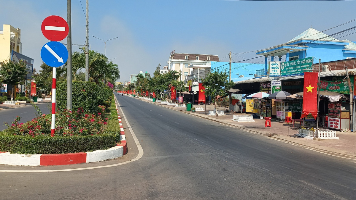 Tân Hưng: Rực rỡ cờ hoa chào mừng kỷ niệm 30 năm Ngày thành lập huyện