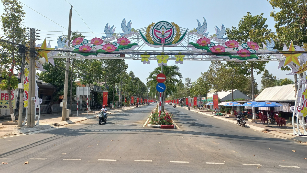 Tân Hưng: Rực rỡ cờ hoa chào mừng kỷ niệm 30 năm Ngày thành lập huyện