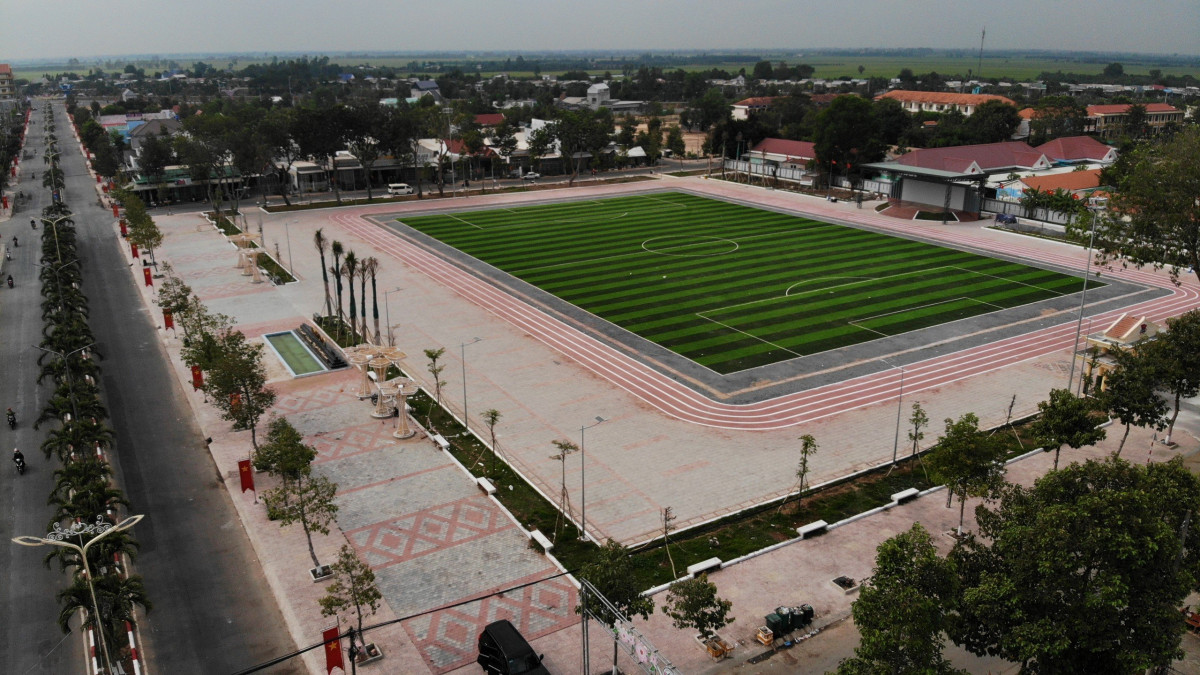 Tân Hưng: Rực rỡ cờ hoa chào mừng kỷ niệm 30 năm Ngày thành lập huyện