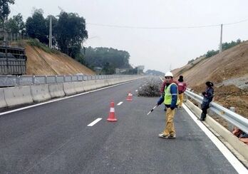 Bị nước mưa tràn vào nhà, người đàn ông căng dây chắn ngang đường cao tốc