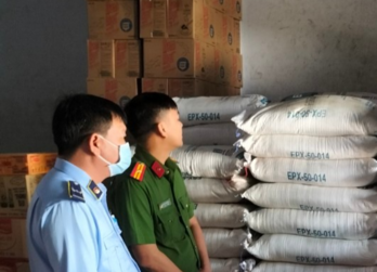 Lực lượng chức năng Long An tạm giữ 5.200kg đường cát nghi nhập lậu