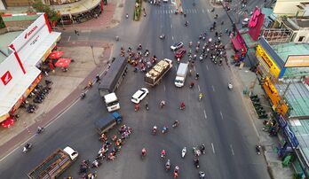 Nguy cơ tai nạn giao thông 'rình rập' tại ngã tư Long Kim