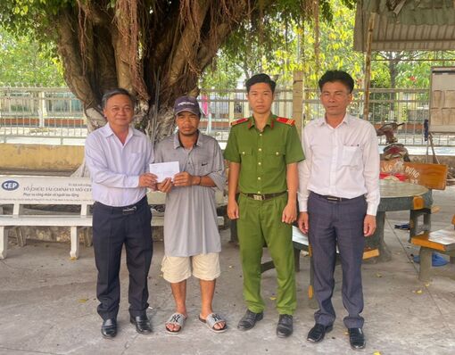 Công an xã ở Long An giúp đỡ một người quê tỉnh Kon Tum đi lạc trong tình trạng đói lả