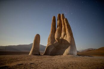 Bàn tay khổng lồ vươn lên từ sa mạc khô cằn nhất thế giới