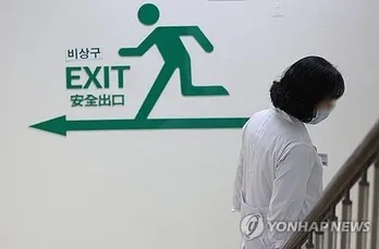 Y tế Hàn Quốc thêm bế tắc khi loạt giáo sư báo động từ chức