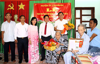 Trao Huy hiệu 60 năm tuổi Đảng cho đảng viên Nguyễn Văn Gấu