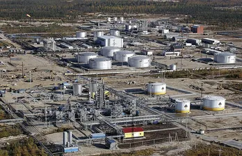 Giá dầu thế giới tăng mạnh sau khi Nga yêu cầu hạn chế sản lượng