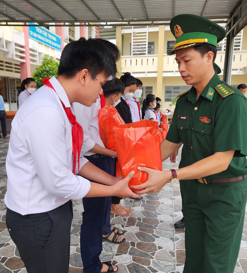 Chia sẻ khó khăn với người dân biên giới