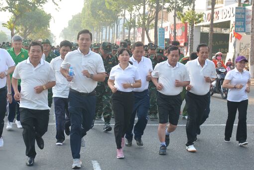 Gần 1.000 người tham gia Ngày chạy Olympic vì sức khỏe toàn dân năm 2024