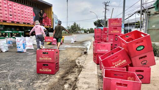 Bo cua gấp, hàng chục két bia từ xe container đổ vương vãi xuống đường