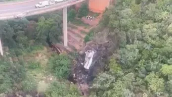 Nam Phi: Xe buýt mất kiểm soát, lao xuống cầu khiến 45 người thiệt mạng