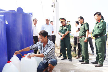 Lãnh đạo huyện Cần Giuộc kiểm tra việc cung cấp nước cho người dân