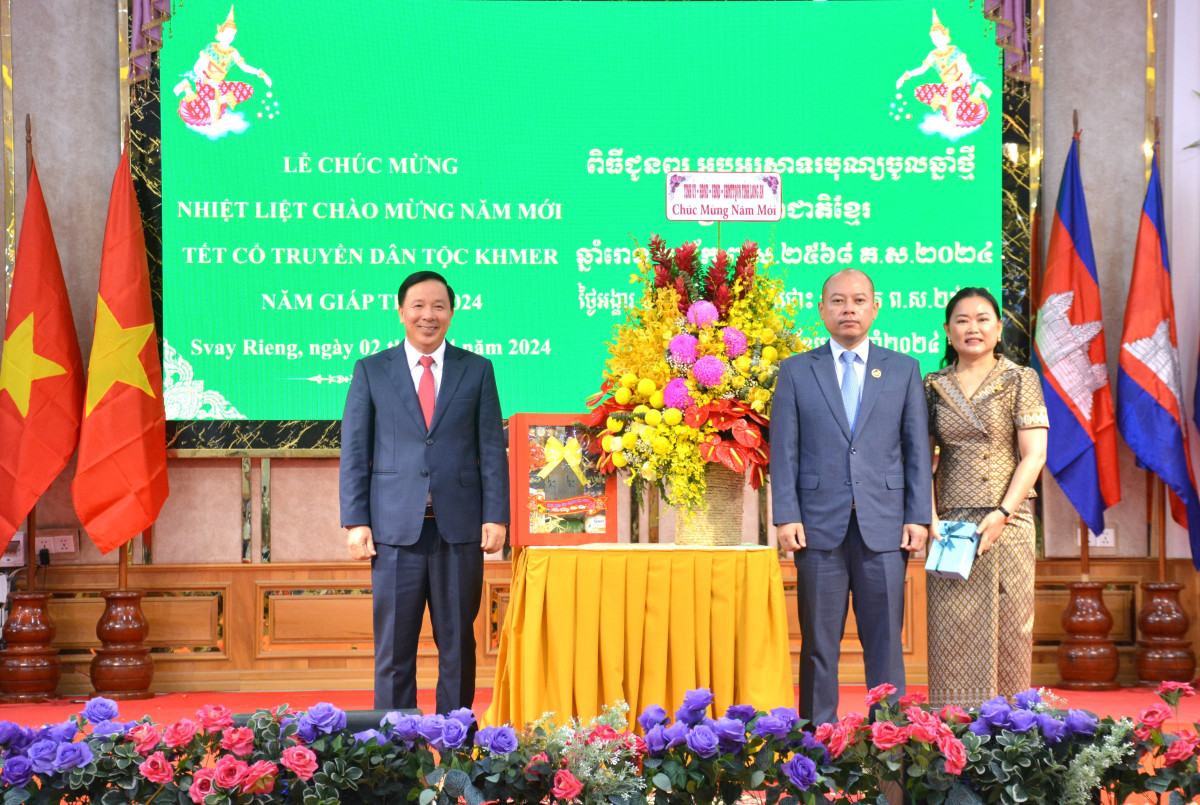 Long An province leaders celebrate Chol Chnam Thmay traditional New Year