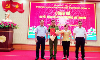 Tân Thạnh trao quyết định chỉ định Ủy viên Ban Chấp hành Đảng bộ huyện