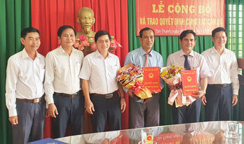 Tân Thạnh công bố quyết định về công tác cán bộ