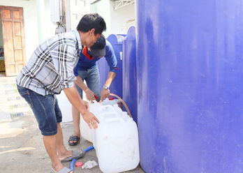Huyện Cần Giuộc tập trung cung cấp nước cho người dân