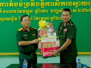 Bộ Chỉ huy Quân sự tỉnh Long An chúc tết cổ truyền Chol Chnam Thmay các đơn vị lực lượng vũ trang tỉnh Svay Rieng
