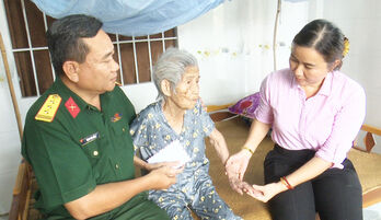 Ban Chỉ huy Quân sự huyện Đức Hòa thăm, tặng quà Mẹ Việt Nam Anh hùng