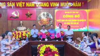 Tân Trụ công bố các quyết định về công tác cán bộ