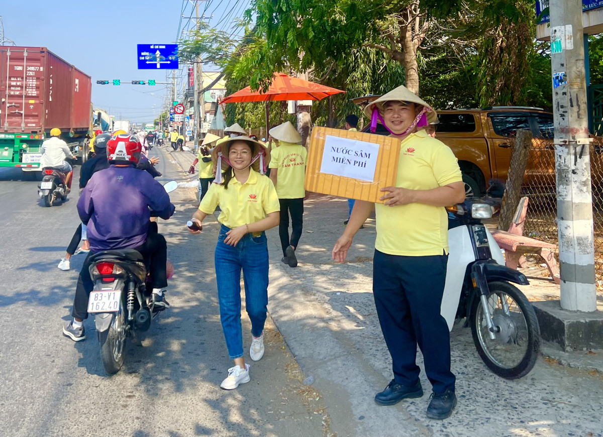 Các thành viên Quỹ nước sâm liên tục mời người dân vào phát nước