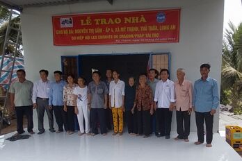 Hội Hữu nghị Việt Nam - Pháp tỉnh Long An trao 2 nhà tình thương