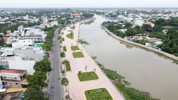 Thành phố bên dòng Bảo Định
