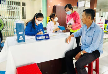 ‘Áo xanh’ đồng hành cùng bệnh nhân