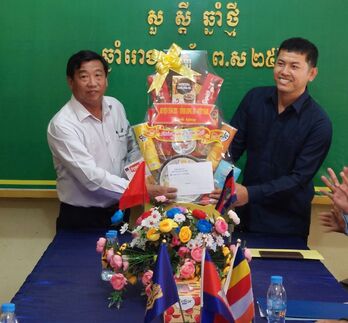 Lãnh đạo huyện Tân Trụ thăm và chúc tết Chi khu quân sự Sithor Kandal