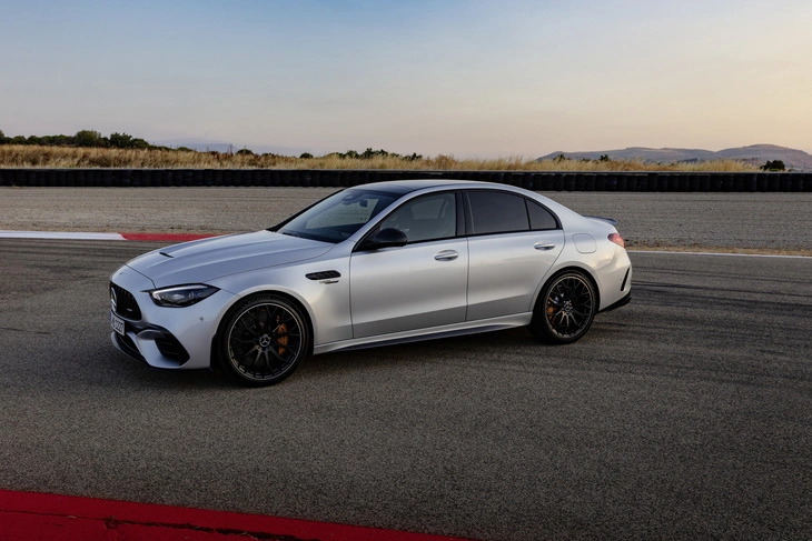 Mercedes-AMG C 63 S E Performance giá từ 4,9 tỉ, mạnh ngang siêu xe