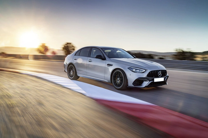 Mercedes-AMG C 63 S E Performance giá từ 4,9 tỉ, mạnh ngang siêu xe
