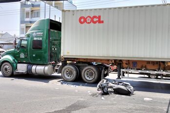 Va chạm giao thông, người phụ nữ bị xe container cán qua chân