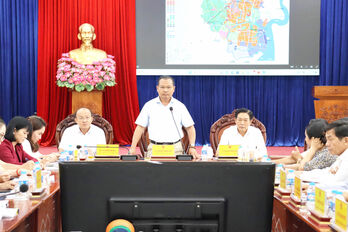 Lãnh đạo huyện nghe báo cáo Đồ án quy hoạch chung đô thị Cần Giuộc