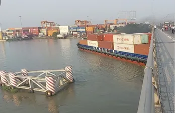Giải cứu tàu chở container kẹt dưới cầu Đồng Nai