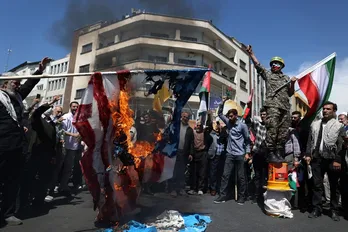 Iran có thể tấn công Israel trong vài giờ tới? Mỹ điều tàu chiến tới Trung Đông