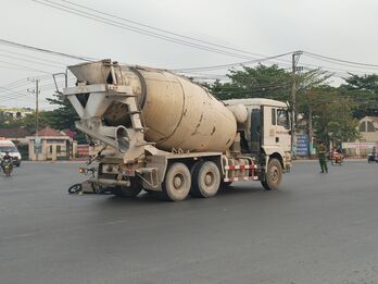 Va chạm với xe bồn, người phụ nữ trung niên nguy kịch