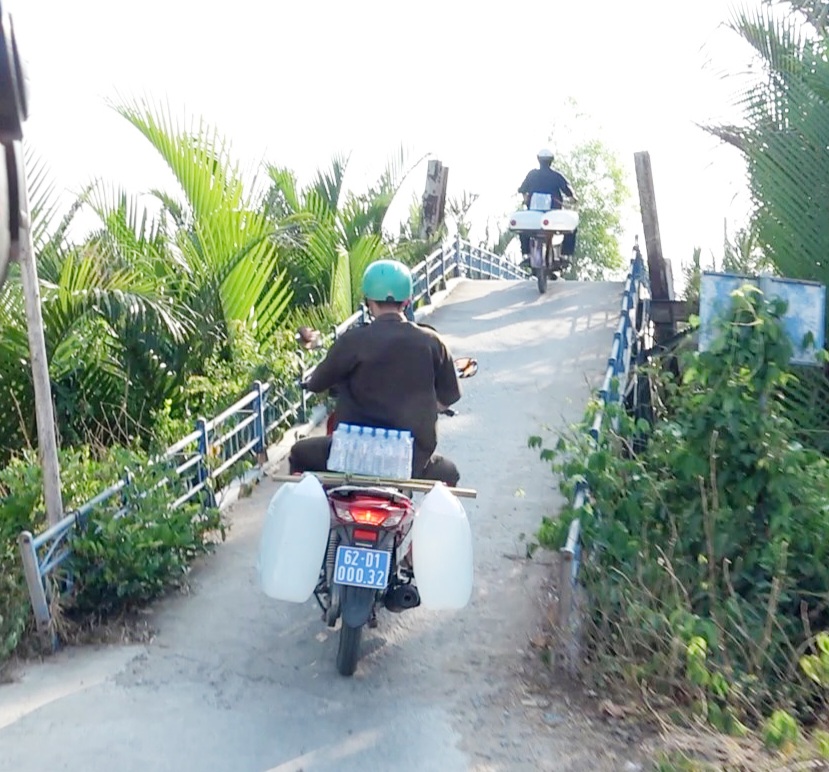 Công an sử dụng xe máy chở nước sạch cấp miễn phí cho người già, đi lại khó khăn