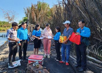 Liên đoàn Lao động tỉnh thăm, tặng quà gia đình công nhân có nhà bị cháy