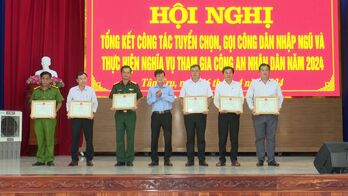 Tân Trụ: Khen thưởng các tập thể, cá nhân và gia đình tiêu biểu trong công tác tuyển chọn, gọi công dân nhập ngũ và thực hiện nghĩa vụ Công an Nhân dân năm 2024