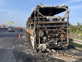 Xe khách giường nằm bốc cháy ngùn ngụt trên cao tốc TP.HCM - Trung Lương