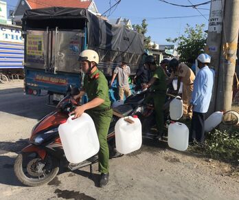 Mở lại các giếng khoan phục vụ cấp nước sinh hoạt cho người dân các xã vùng hạ huyện Cần Giuộc