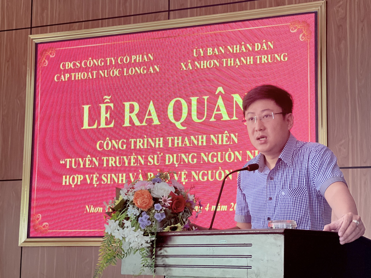 Đảng Ủy viên, Trưởng phòng Tổ chức hành chính CTCP Cấp thoát nước Long An - Cao Duy Thanh phát biểu tại lễ ra quân