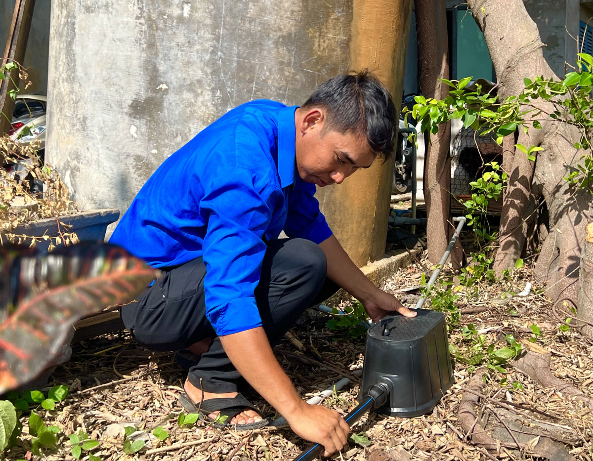 Đoàn viên Chi đoàn cơ sở CTCP Cấp thoát nước Long An phối hợp Đoàn cơ sở xã Nhơn Thạnh Trung lắp đặt đồng hồ miễn phí cho các hộ gia đình chính sách