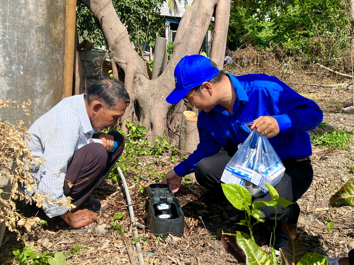 Công ty Cổ phần Cấp thoát nước Long An trao tặng và lắp đặt miễn phí đồng hồ nước cho 5 hộ gia đình chính sách